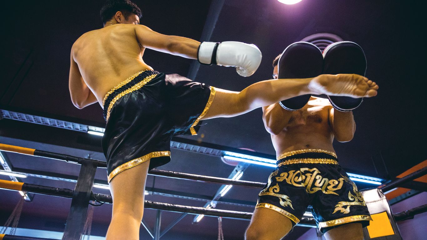 Mehr über den Artikel erfahren Die Kunst des Kämpfens: Eine taktische Analyse der Thaiboxen Techniken